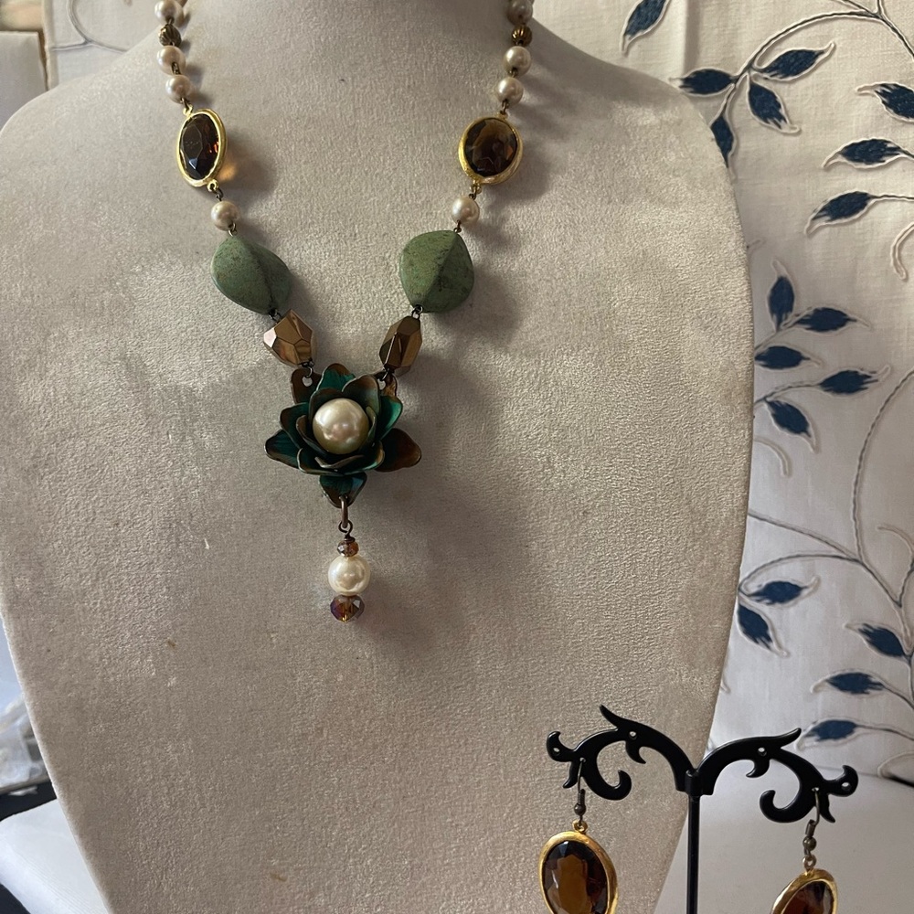 Elegant Green and Gold Floral Necklace and Earring Set
